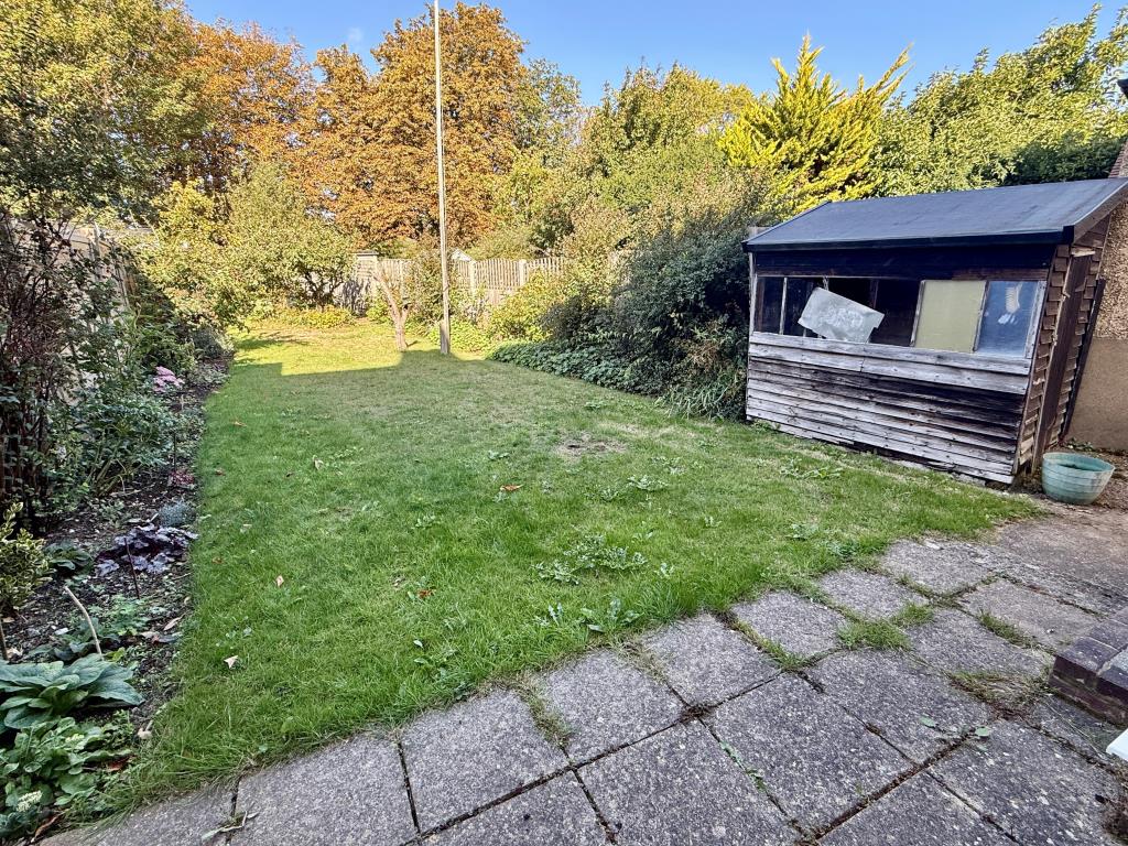 Lot: 172 - THREE-BEDROOM SEMI FOR IMPROVEMENT - Garden to rear